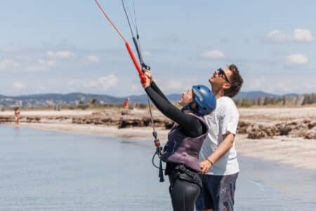 Licence FFV : le ticket d'entrée pour une session de kitesurf épique à l'Almanarre | École Kitesurf Var Sinscrire-ecole-Kitesurf-KGG