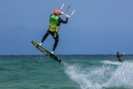 Pack kite surf : l’art d’apprivoiser la baie de l’Almanarre, version Greg et Colin | École Kitesurf Var Avantages-pack-kitesurf-complet-debutant-Almanarre