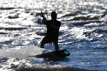 Licence FFV : le ticket d'entrée pour une session de kitesurf épique à l'Almanarre | École Kitesurf Var Avantages-licence-FFV-kitesurf