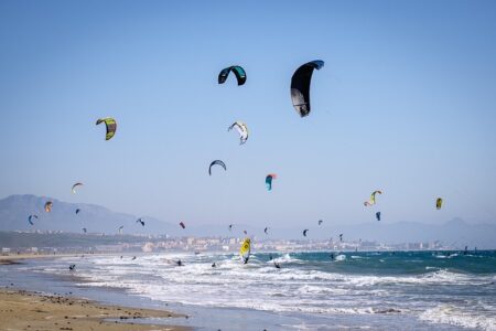 Entre bise de l’Almanarre et adrénaline : le kitesurf façon Cabrinha, vu des terres varoises | École Kitesurf Var Raisons-baie-Almanarre-paradis-kitesurf