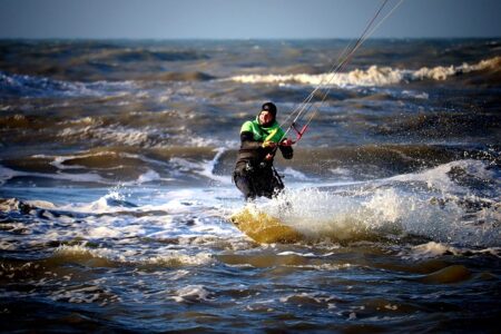 Kitesurf waterstart : oser se lever et jongler avec le vent à la manière d’un chef | École Kitesurf Var Techniques-kitesurf-waterstart