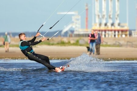 Vivre comme un local : séjour en gîte sur la presqu’île de Giens | École Kitesurf Var Periode-faire-kitesurf-baie-Almanarre