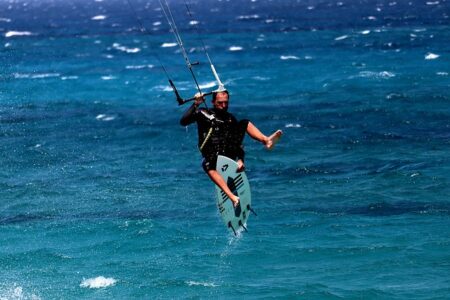 Strapless kitesurf : pour ceux qui aiment rider comme s’ils dansaient le moonwalk sur l’eau | École Kitesurf Var Techniques-debutant-strapless-kitesurf