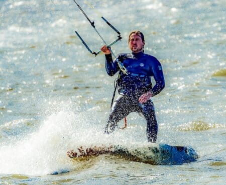 Séjours sportifs à la presqu'île de Giens : une aventure entre mer, vent et découvertes | École Kitesurf Var Kitesurf-plage-Almanarre-var