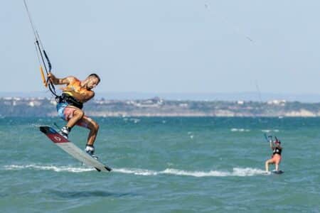 Strapless kitesurf : pour ceux qui aiment rider comme s’ils dansaient le moonwalk sur l’eau | École Kitesurf Var Techniques-progresser-strapless-kitesurf