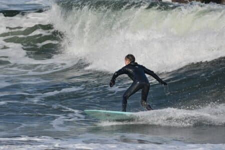 Montre pour surfer : quand le poignet devient le meilleur allié des vagues | École Kitesurf Var Choix-montre-analogique-numerique