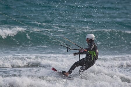 Casque kite surf : l’atout improbable qui sauve la session (et la tête) | École Kitesurf Var Raisons-porter-casque-de-kitesurf