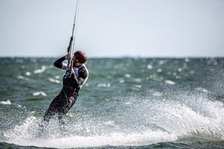 Casque kite surf : l’atout improbable qui sauve la session (et la tête) | École Kitesurf Var Choix-casque-de-kitesurf